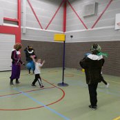 Zo, eens kijken of die Pieten een balletje kunnen gooien